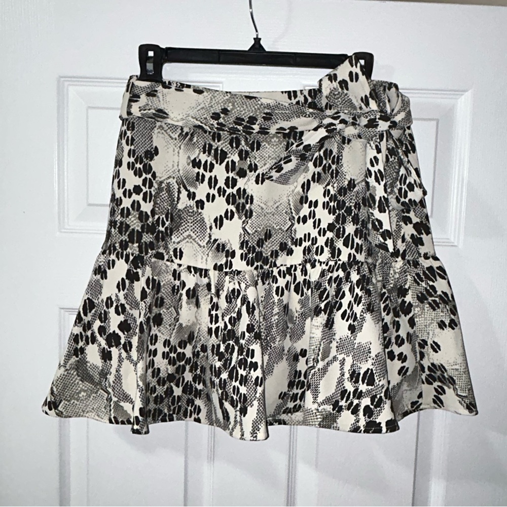 Express like new animal pattern, size 8 skirt w/shorts